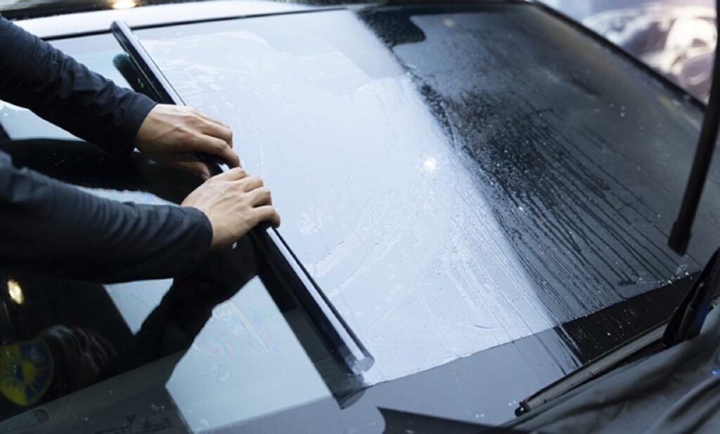 phim-cach-nhiet-o-to-bi-phai-mau