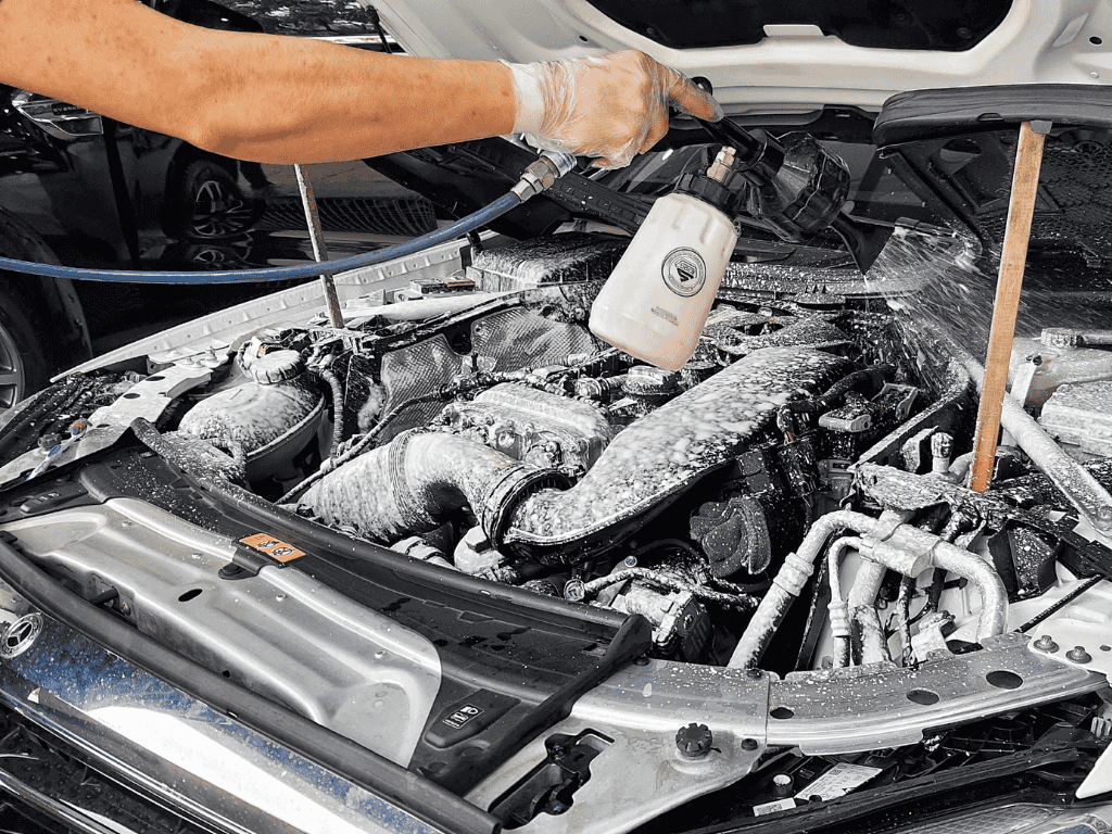 vệ sinh khoang máy ô tô