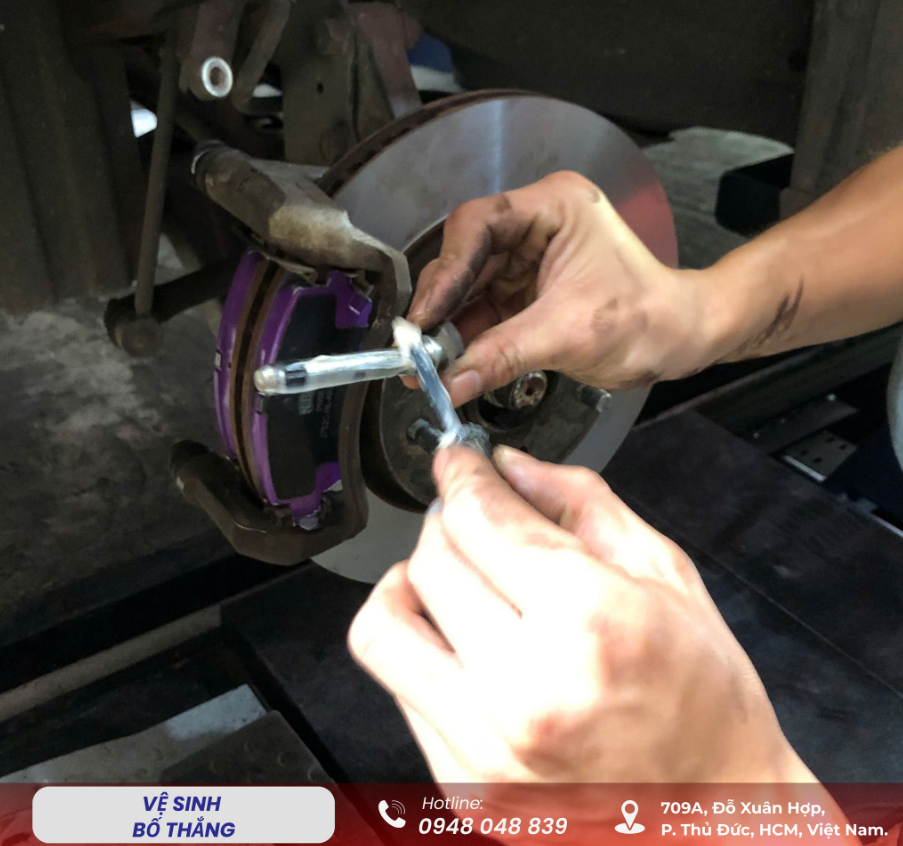 Bảo dưỡng ô tô - Vệ sinh bố thắng